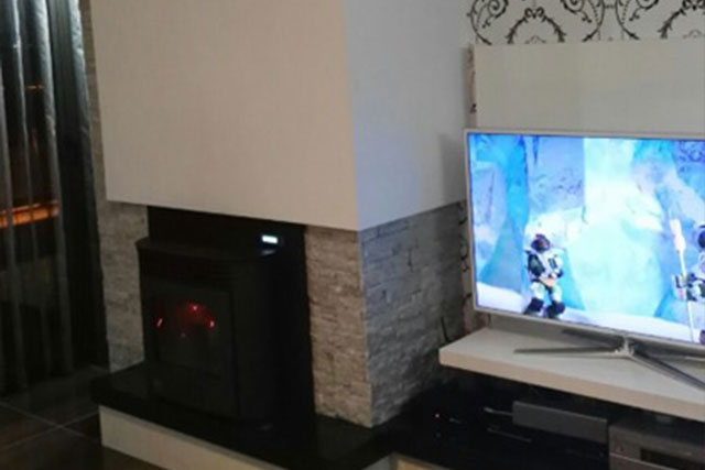 Chimenea de obra revestida con pladur y escayola, decoración moderna
