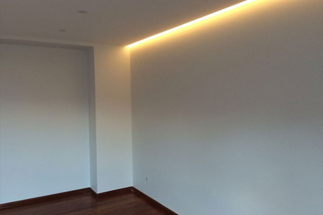 fotografía de una habitación con pladur, escayola y techos con iluminación indirecta