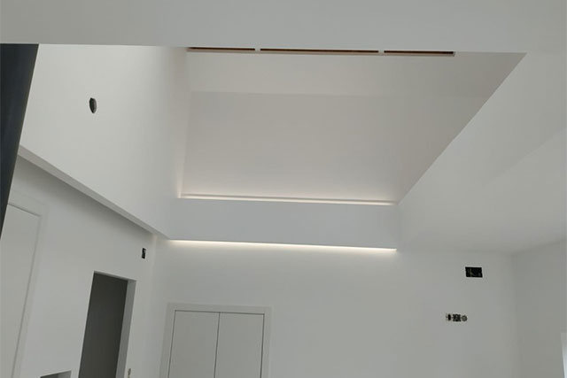 modernos techos de pladur y escayola con luces integradas y luces indirectas