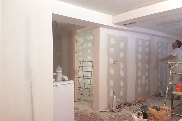 fotografía de un proceso de obra de pladur, con obreros trabajando